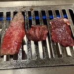 名代!門仲　焼肉てっちゃん - 焼いてます