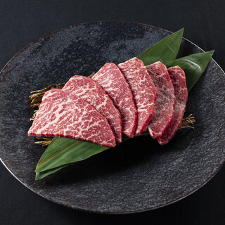 最高級品質を求め、オーダーカットで九州産黒毛和牛をご提供。