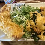 丸亀製麺 - 別皿にとった無料のかしわ天、トッピング各種！