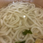 丸亀製麺 - わかめと天かすが取り皿から溢れました。