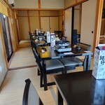 松茸屋 魚松 - 本店の１階テーブル席