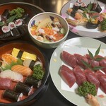 末廣寿司 - 料理写真:左下＝盛り合わせ寿司、右下＝まぐろ寿司、左上＝鉄火巻き、真ん中＝ちらし寿司、右上＝特上寿司