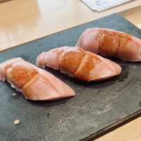 鮨 塩釜港 銀座 極 - デカさ伝わりにくいなぁ、オロナミンCの胴体くらい身がデカい