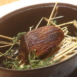 RISTORANTE IL NODO - ストウブ鍋で藁とともに燻された京都七谷鴨ロースのプレゼンテーション