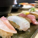 スシロー - 左から、キンメ炙り、カレイ大葉、バチはらもごま油、〆さば、ソデイカ