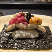 日本焼肉はせ川 別亭 銀座店 - 【先付け】川岸畜産36ヶ月飼育グランロイン神戸牛と鰻の贅沢寿司オセトラキャビア雲丹、金箔のせ      美味さ尋常じゃないですコースで1番好きだったかも✨