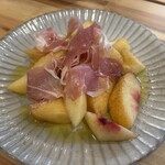アンプオキナワ - 桃と生ハムのマリネ