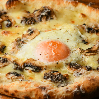 本場ナポリの小麦使用！贅沢トリュフ＆マッシュルームピザ