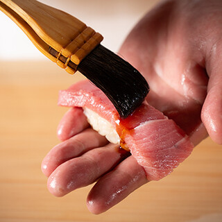選りすぐりの素材の美味しさを生かし、調和を大切にした鮨と逸品