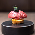 USHIGORO S. - キャビアと和牛の燻製タルタル