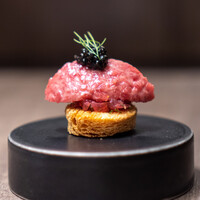 USHIGORO S. - キャビアと和牛の燻製タルタル
