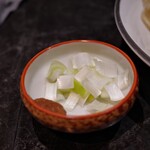 中華SOBA にぼ乃詩 - 薬味のネギ、梅肉です