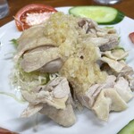 Banri - 蒸し鶏は柔らかい肉質で皮に脂身感が全くないです。ネギ塩のタレと絡ませると最高です！