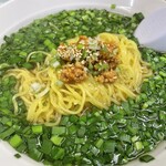 Banri - チョイ台湾テイストの“ピリ辛韮ラーメン”。ん？ピリ辛をほとんど感じませんでした。スープはアッサリとした台湾風です。ニラの緑が目にも爽やかな感じ！
