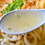 大江戸うどん さくら - カスうどん大盛りのスープ