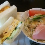 喫茶 百福 - サンドイッチとサラダ