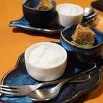 神楽坂 久露葉亭 - デザートの甘味。杏仁豆腐とわらび餅が、一口ずつ。2種類あるのが、嬉しい。