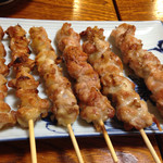 Yakitori Genki - 右／鳥ひざ軟骨、左／小肉（せせり）、@120円