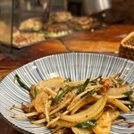 Moegi - 「豚キムチ」  玉ねぎしか写ってないけど、豚肉たっぷりやで