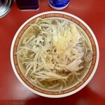 ラーメン二郎 目黒店 - 「小ラーメン」（600円）、コール「ヤサイ・アブラ」にしましたが「ニンニク」も入っています