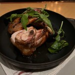 RIGOLETTO SMOKE GRILL & BAR - アップルウッドで燻製した 丹波黒鶏のジョスパーグリル