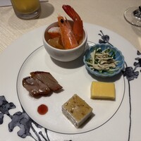 鴻臚 - 料理は前菜の盛り合わせからスタートです。
