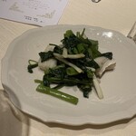 鴻臚 - 魚料理はカワハギと青菜の塩炒め。