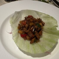 鴻臚 - お肉料理はウズラ肉の八宝菜炒めがレタスの盛られて出て来ました。