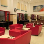 Toyoko Inn Frankfurt am Main Hauptbahnhof - ロビー(赤い椅子の向こうがブュッフェ会場)