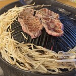 羊肉炭火焼 肉汁屋 - 