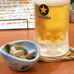 温鮮酒場 ちょんまげ - つきだしとサッポロ黒ラベル生ビール