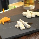 トリワイン ＰＩＫＯＳＨＨＨＵ - こだわりチーズ盛り合わせ 左側