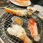 海鮮ブッフェダイニング 銀座八芳 - タラバと鮑を先ず焼く！鮑小さいけど肝もあり　　　　　美味しい3個ペロリで元取りました！