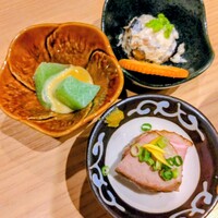 和食 いぶり別邸 - 先付の刺身こんにゃく
、鴨肉、黒豆フロマージュ