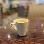 ガスト - 韓国風スープはタブレットで注文を終えようとしたところ付属しているとアナウンスがあったのでカップへ注いできた。　具材は僅かなワカメのみで、お好みで黒胡椒を振ってくる。牛骨スープのような味。