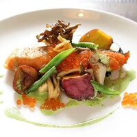 秋鮭のポワレと秋の実りのフリカッセ パセリとにんにくのクリームソース