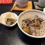 杏花亭 - 甘栗のご飯、左はゴーヤ