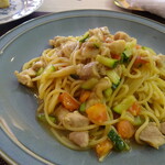 ジューダバレリーノ - 高原鶏､ｽﾞｯｷｰﾆ、ﾄﾏﾄのｵｲﾙﾊﾟｽﾀ