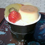 不二家 - 料理写真:プリンアラモード。プリン、キーウィー、ピンクグレープフルーツ、イチゴ、生クリーム、ジャムが入っている。３９９円