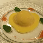 リストランテ サクラ - ＜2014年10月＞苺のセミフレッド　練乳入りのアングレーズソースがけ
