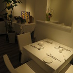 リストランテ サクラ - ＜2014年10月＞白い店内♪椅子も座面の奥行にこだわって見つけてきたそうです。