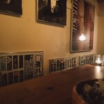 キンギョ - 壁に飾られた写真とポスター、落ち着いた店内