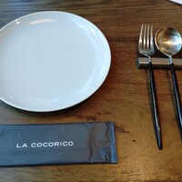 ラ・ココリコ (ホテルメトロポリタン) 川崎店 - セッティング（別にスイーツ用のお皿、フォークスプーン有り）