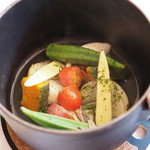 フチテイ ア ヴ - 後から付け合わせの温野菜が専用のお鍋でサーブされます。