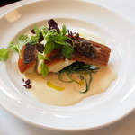 フチテイ ア ヴ - メイン・師岬産スズキのソース・ヴァンブラン