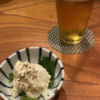 魚とおばんざい 泉士 - お通しと生ビールグラス。梨の白和え。