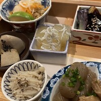 魚とおばんざい 泉士 - おばんざい盛り合わせ。どれも美味しい。