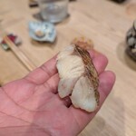 すし 礫 - ノドグロ　霜降り粗品のようなポーズで。