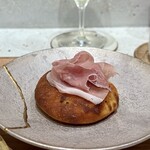 Haruka Murooka - とうもろこしを練り込んだ焼きたてフォカッチャ
      Freshly baked focaccia made with corn