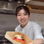 Haruka Murooka - 桃バーガー　Peach cream puffs
      この笑顔が素敵！